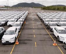 Porto de Paranaguá é o 1º a receber veículos elétricos fabricados por gigante chinesa que retoma vendas no Brasil