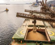 #ParaQuemNaoPodeVer Imagem exibe uma foto aérea de uma plataforma ou navio industrial no mar. Na imagem, é possível ver estruturas metálicas complexas, áreas marcadas para pouso de helicóptero com a palavra “AHITA” e o número “13”, além de um pequeno barco amarelo navegando na água ao fundo.