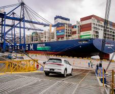 Porto de Paranaguá é o 1º a receber veículos elétricos fabricados por gigante chinesa que retoma vendas no Brasil