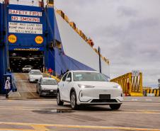 Porto de Paranaguá é o 1º a receber veículos elétricos fabricados por gigante chinesa que retoma vendas no Brasil