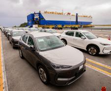 Porto de Paranaguá é o 1º a receber veículos elétricos fabricados por gigante chinesa que retoma vendas no Brasil
