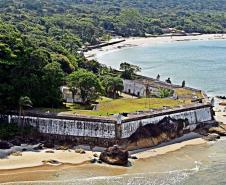 #praquemnaopodever imagem aérea mostra Muralha de paredes desgastadas na ponte da ilha com árvores ao fundo