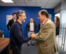 Despedida simbólica: ex-diretor da Wilson Sons visita o Porto de Paranaguá
