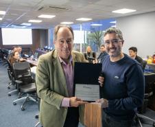 Despedida simbólica: ex-diretor da Wilson Sons visita o Porto de Paranaguá