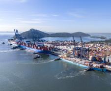 #paraquemnaopodever foto de drone mostra três navios conteineiros sem puxados por pequenos navios, chamados rebocadores, ao mesmo tempo.