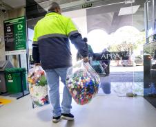 Portos do Paraná entrega nova remessa de tampinhas ao Lar Perseverança
