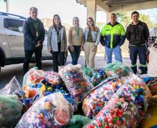 Portos do Paraná entrega nova remessa de tampinhas ao Lar Perseverança