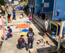 Oficina de Pintura reúne comunidade e transforma escola da Ilha de Eufrasina