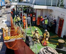 Porto de Paranaguá realiza simulação inédita de resgate em porão de navio
