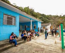 Oficina de Pintura reúne comunidade e transforma escola da Ilha de Eufrasina