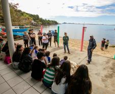 Oficina de Pintura reúne comunidade e transforma escola da Ilha de Eufrasina