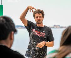 Oficina de Pintura reúne comunidade e transforma escola da Ilha de Eufrasina