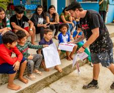 Oficina de Pintura reúne comunidade e transforma escola da Ilha de Eufrasina