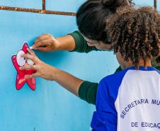 Oficina de Pintura reúne comunidade e transforma escola da Ilha de Eufrasina