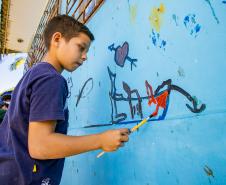 Oficina de Pintura reúne comunidade e transforma escola da Ilha de Eufrasina