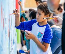 Oficina de Pintura reúne comunidade e transforma escola da Ilha de Eufrasina