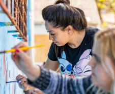 Oficina de Pintura reúne comunidade e transforma escola da Ilha de Eufrasina