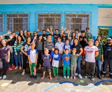 Oficina de Pintura reúne comunidade e transforma escola da Ilha de Eufrasina