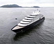 Portos do Paraná reforça turismo internacional com chegada de cruzeiro à Ilha do Mel