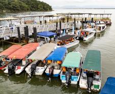 Portos do Paraná reforça turismo internacional com chegada de cruzeiro à Ilha do Mel