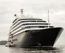 Portos do Paraná reforça turismo internacional com chegada de cruzeiro à Ilha do Mel