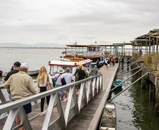 Portos do Paraná reforça turismo internacional com chegada de cruzeiro à Ilha do Mel
