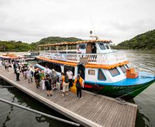 Portos do Paraná reforça turismo internacional com chegada de cruzeiro à Ilha do Mel