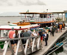Portos do Paraná reforça turismo internacional com chegada de cruzeiro à Ilha do Mel