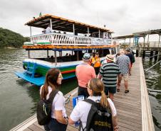 Portos do Paraná reforça turismo internacional com chegada de cruzeiro à Ilha do Mel