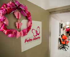 Portos do Paraná entrega mechas de cabelo doadas por colaboradores no Outubro Rosa