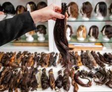 Portos do Paraná entrega mechas de cabelo doadas por colaboradores no Outubro Rosa