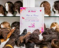 Portos do Paraná entrega mechas de cabelo doadas por colaboradores no Outubro Rosa