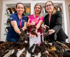 Portos do Paraná entrega mechas de cabelo doadas por colaboradores no Outubro Rosa