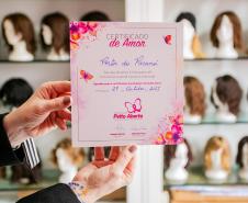 Portos do Paraná entrega mechas de cabelo doadas por colaboradores no Outubro Rosa