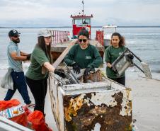 Mutirão de Limpeza das Praias da Ilha do Mel recolhe quase 11 toneladas de resíduos