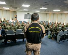 Coronéis do curso de alta administração do Exército visitam o Porto de Paranaguá