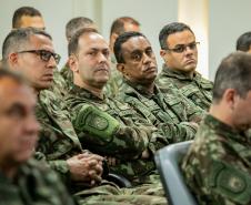 Coronéis do curso de alta administração do Exército visitam o Porto de Paranaguá
