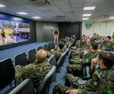 Coronéis do curso de alta administração do Exército visitam o Porto de Paranaguá