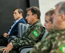 Coronéis do curso de alta administração do Exército visitam o Porto de Paranaguá