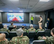 Coronéis do curso de alta administração do Exército visitam o Porto de Paranaguá