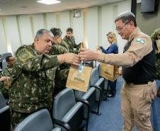 Coronéis do curso de alta administração do Exército visitam o Porto de Paranaguá