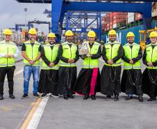 Imagem de Nossa Senhora do Rocio é recebida com homenagens no Porto de Paranaguá