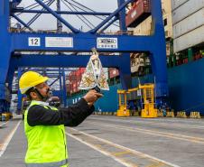 Imagem de Nossa Senhora do Rocio é recebida com homenagens no Porto de Paranaguá