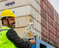 Imagem de Nossa Senhora do Rocio é recebida com homenagens no Porto de Paranaguá