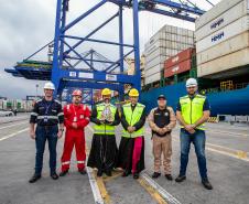 Imagem de Nossa Senhora do Rocio é recebida com homenagens no Porto de Paranaguá