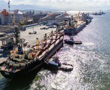 Portos do Paraná bate recorde histórico e ultrapassa 70 milhões de toneladas em 2025