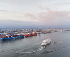 Navio Silver Whisper atracou pela primeira vez no Porto de Paranaguá trazendo mais de 700 passageiros