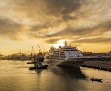 Navio Silver Whisper atracou pela primeira vez no Porto de Paranaguá trazendo mais de 700 passageiros