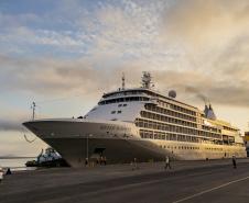 Navio Silver Whisper atracou pela primeira vez no Porto de Paranaguá trazendo mais de 700 passageiros