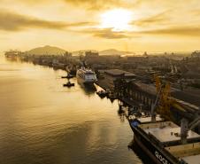 Navio Silver Whisper atracou pela primeira vez no Porto de Paranaguá trazendo mais de 700 passageiros